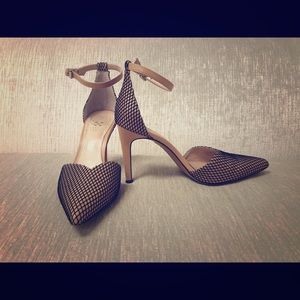Vince Camuto 3.5” heel sand color blk net sz 7